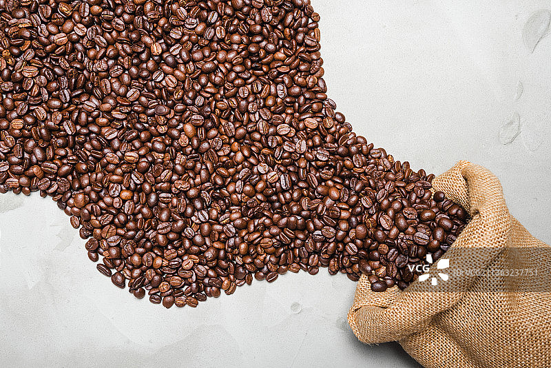 咖啡豆烘烤在麻袋顶视图，平躺复制空间图片素材