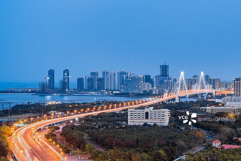 中国海南海口海甸河和世纪大桥高视角夜景图片素材