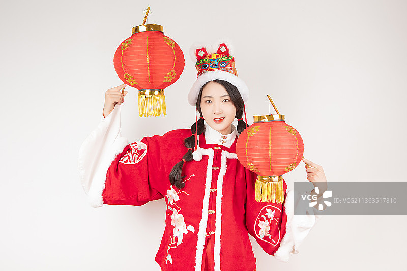 亚洲美女穿着红色汉服提着灯笼过元宵节图片素材