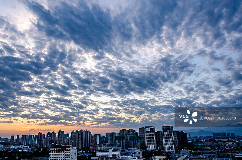 晴朗天气拍摄中国河北秦皇岛日落的城市天际线图片素材