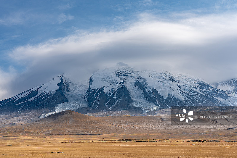 新疆喀什笼罩在云里的慕士塔格峰图片素材