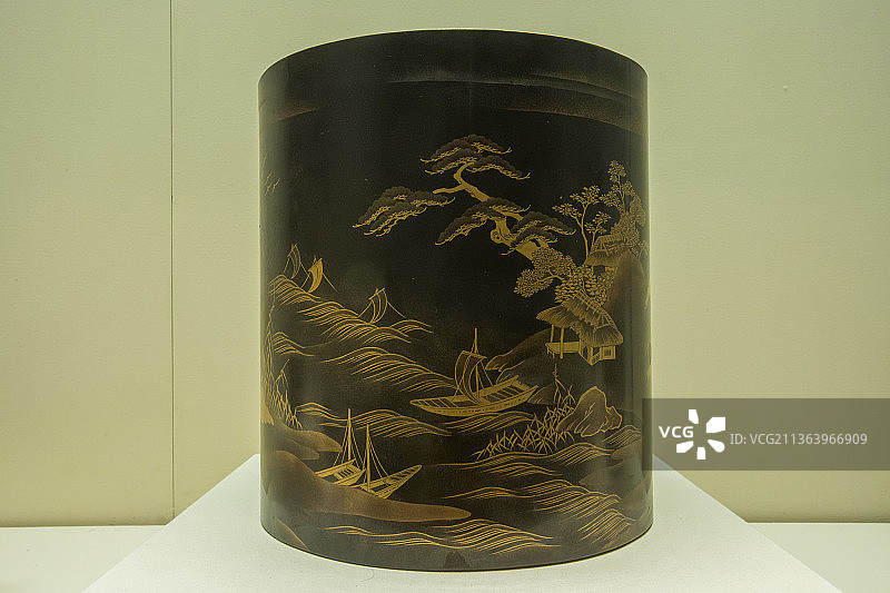 北京中国国家博物馆黑漆描金山水大笔筒这是日本国赠送清朝的礼物图片素材