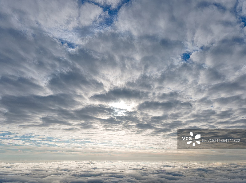 云层之上，低角度观察天空中的云层图片素材