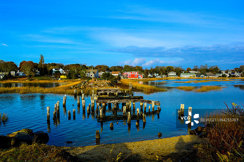 RR桥，蓝天映衬下的湖景图片素材