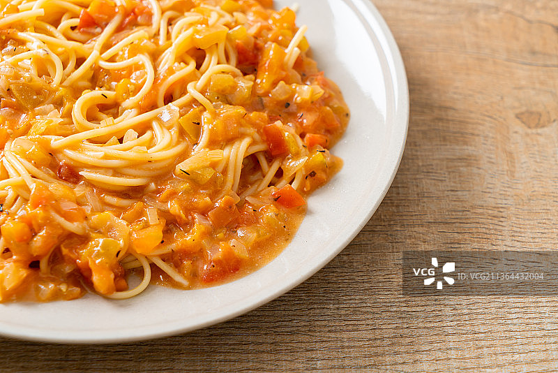 意大利面配奶油番茄酱图片素材