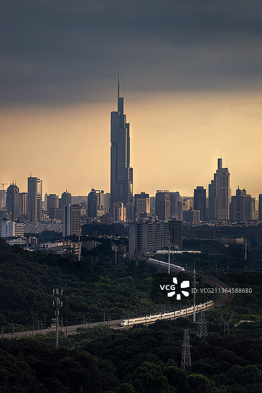 远眺 南京紫峰大厦与沪宁城际的同框图片素材