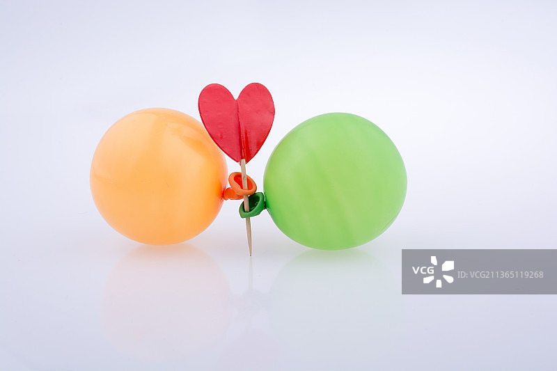红色的心和彩色的小气球图片素材