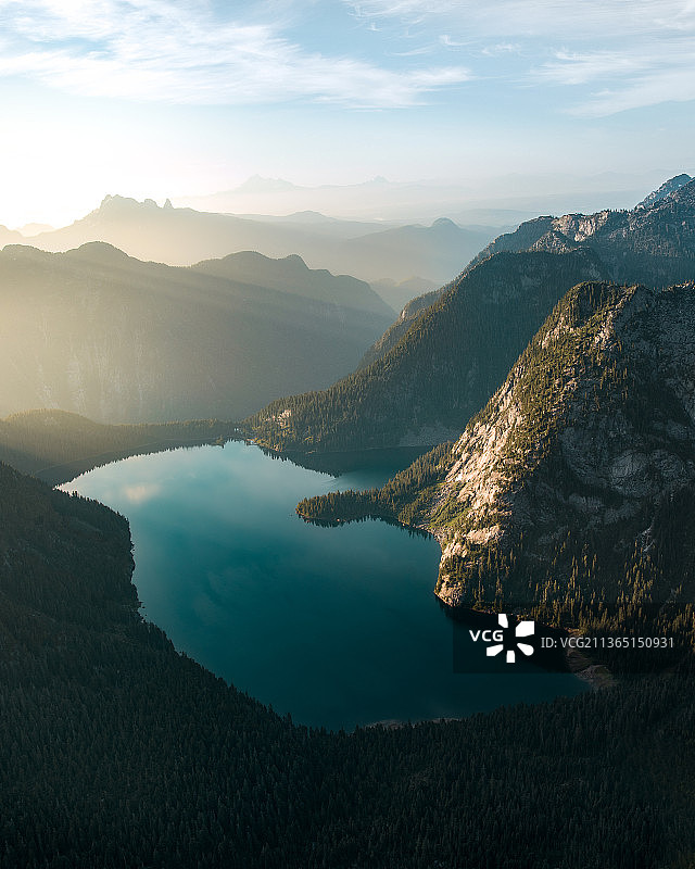 山日落湖，风景如画的湖和山脉在天空的衬托下，不列颠哥伦比亚省，加拿大图片素材
