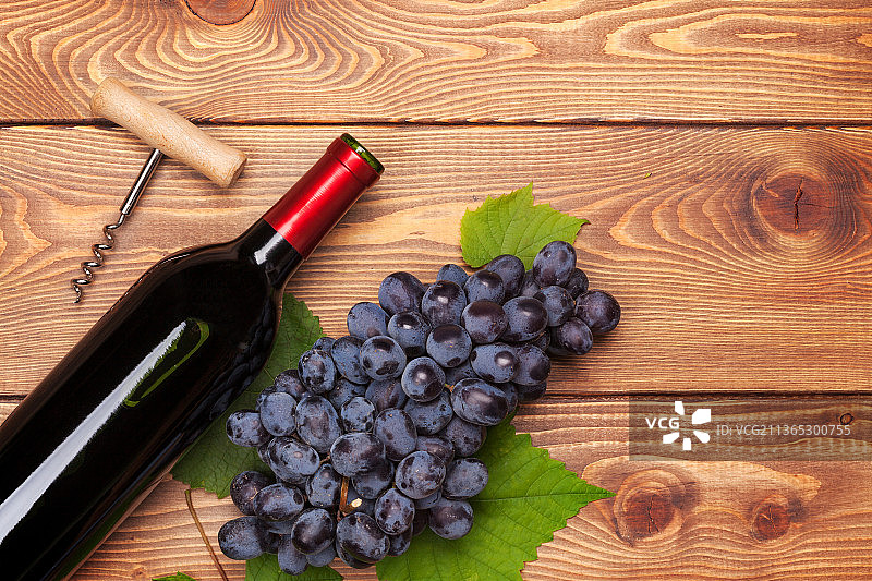 一瓶红酒和一串红葡萄图片素材