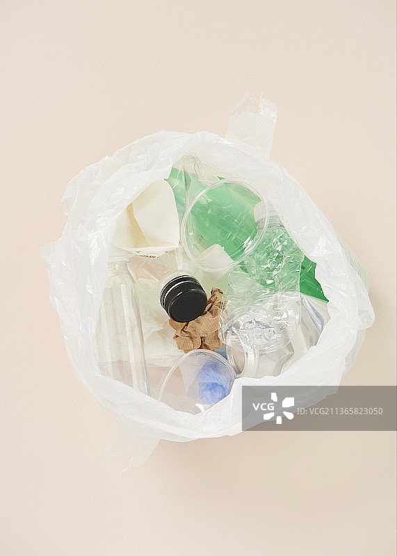 在米色背景的塑胶袋内分别收集废物图片素材