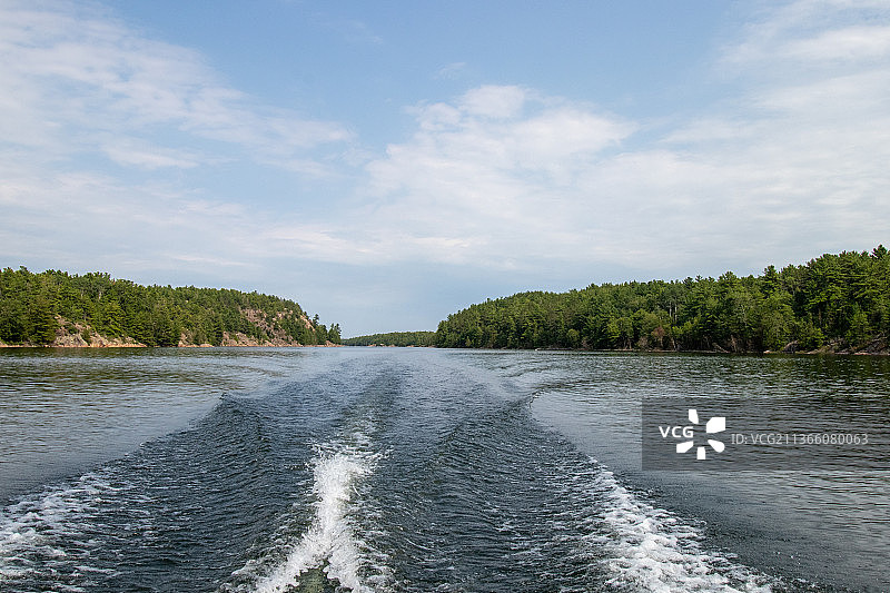 在加拿大安大略省基拉尼，船在湖上醒来，河流与天空的风景图片素材