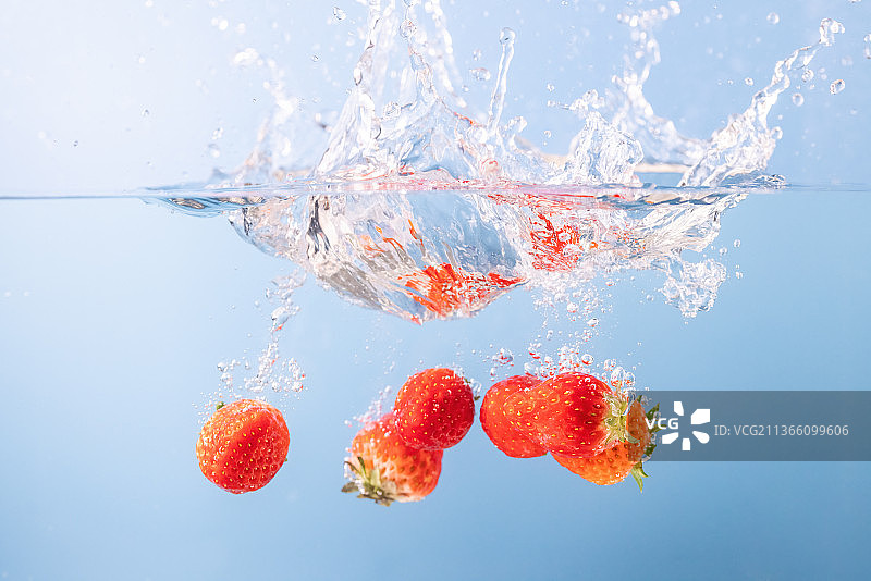落入水中的草莓特写图片素材