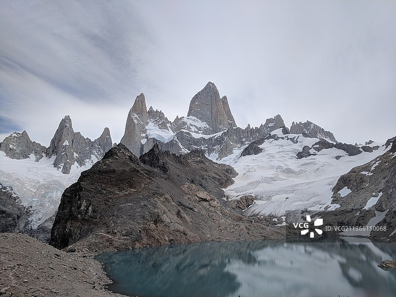 菲茨·罗伊，阿根廷，圣克鲁斯，拉古纳德洛斯特雷斯，天空映衬下的雪山美景图片素材