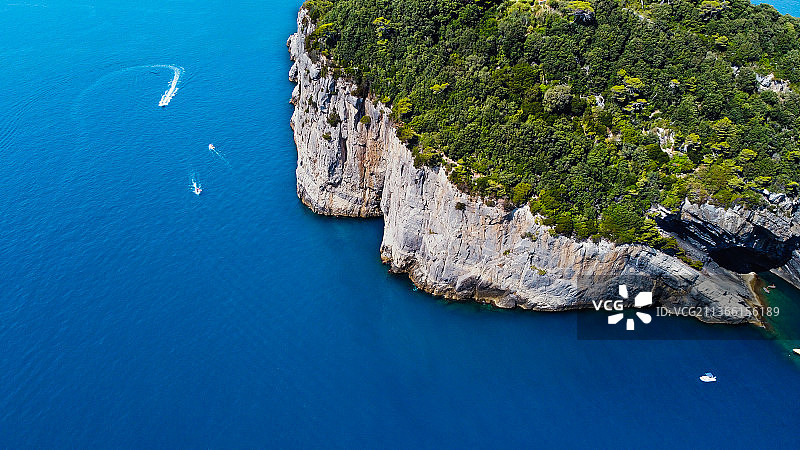五岛之美，高角度观海岩石，蒙特罗索海，利古里亚，意大利图片素材