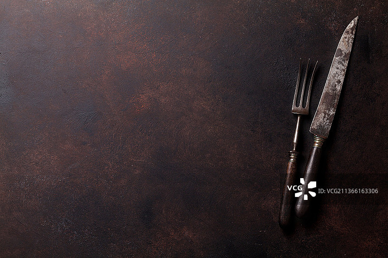 老式的厨房用具，在桌子上刀叉的正上方图片素材