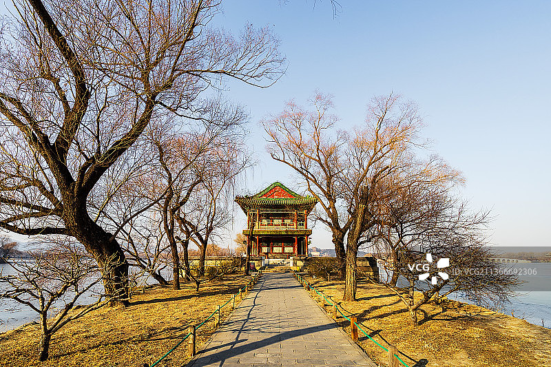 冬季阳光下北京颐和园西堤亭台楼阁图片素材