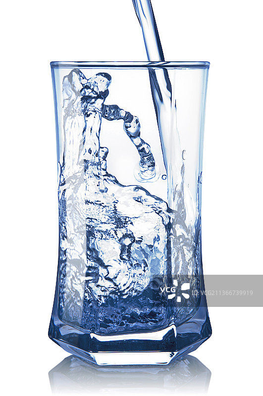 杯子的水，在白色背景下玻璃中的冰块的特写镜头图片素材