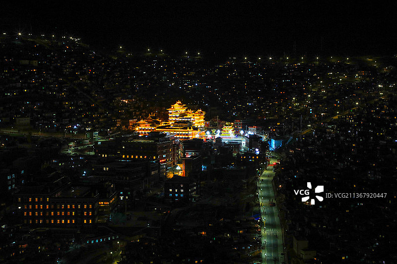 色达五明佛学院红色藏传佛教建筑群夜景图片素材