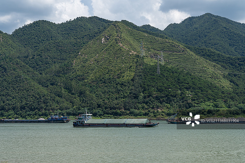 广东肇庆西江羚羊峡 峡谷 轮船 货运 河流 山脉图片素材