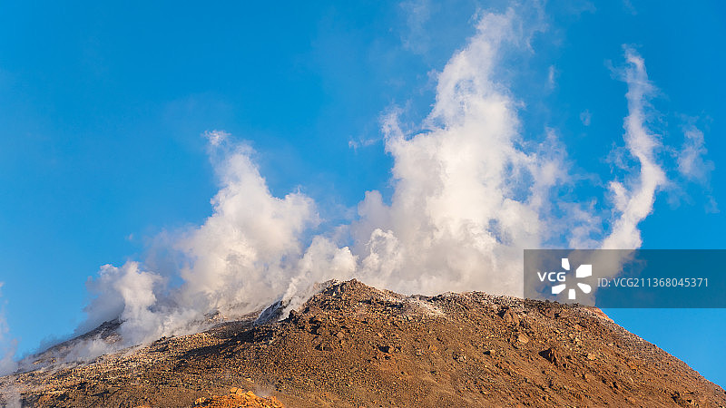 Chaitn火山，低角度火山对着天空的景象，智利图片素材