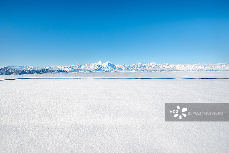 雪景地面与云海雪山背景概念图图片素材