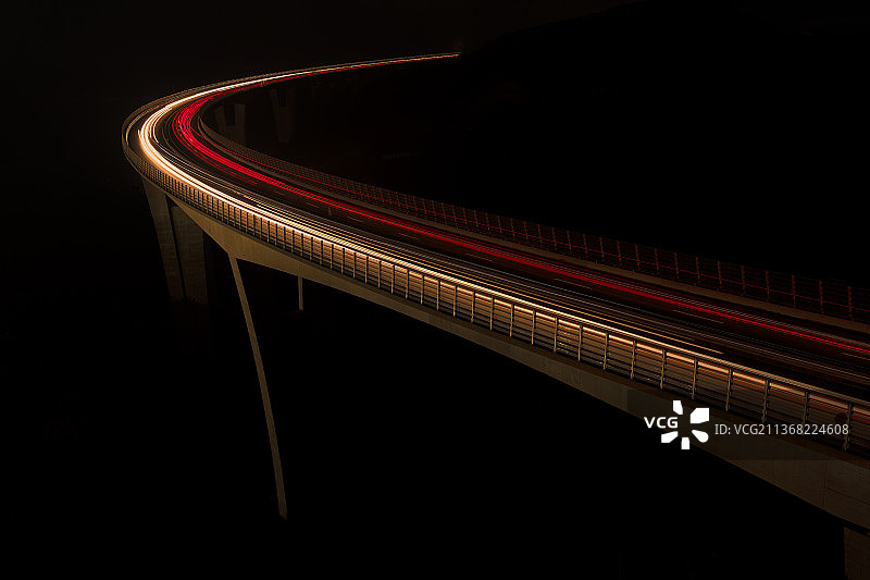 Rni kal，高速公路夜间光迹的高角度视图图片素材