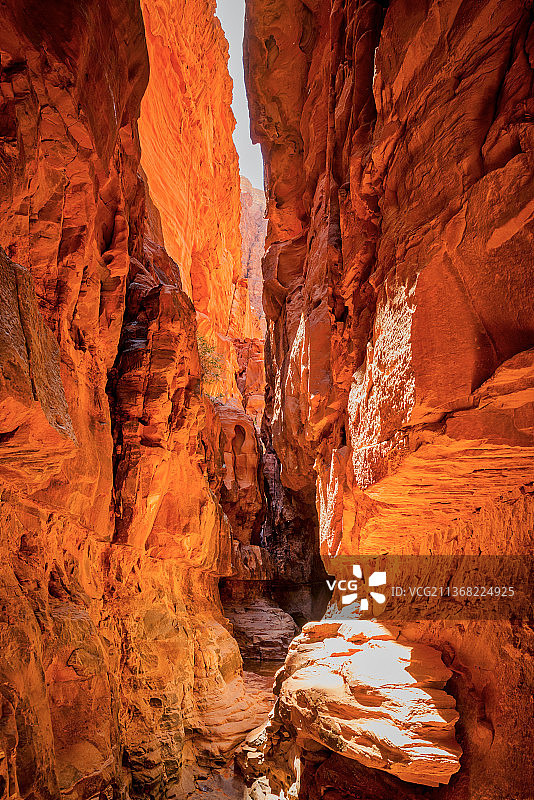 Wadi Rum峡谷，约旦亚喀巴卡萨巴地区的岩层景观图片素材