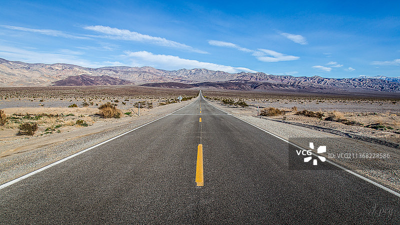 美国加利福尼亚州弗雷斯诺市，死亡谷，空旷的道路，天空衬托着风景图片素材