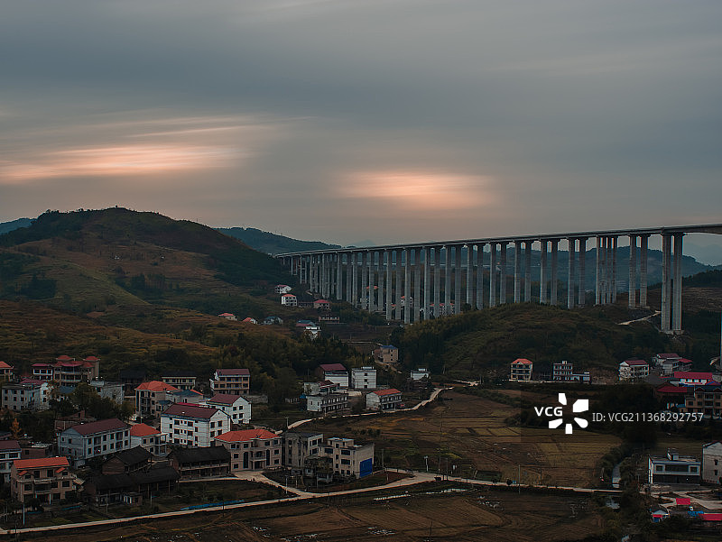 晨光中的村落与高速公路高架桥图片素材