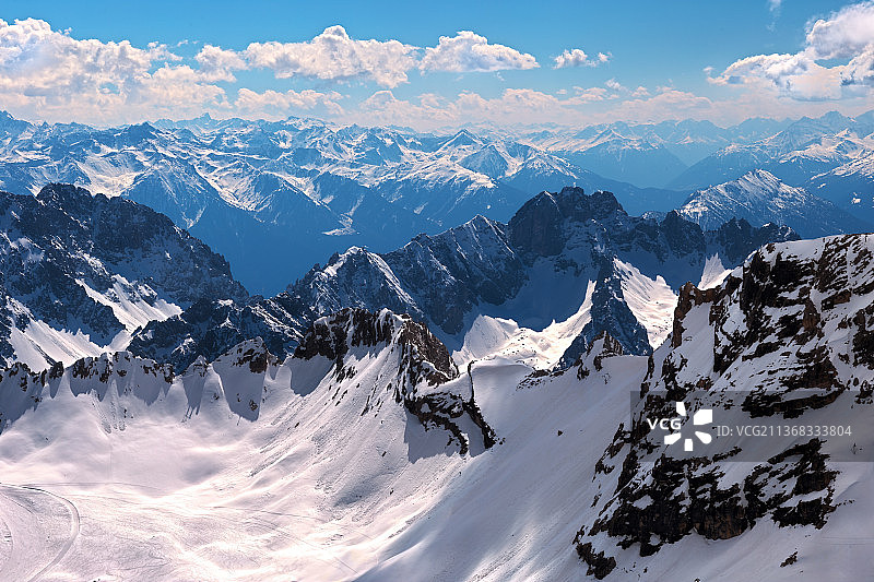 德国，拜仁，格拉瑙，雪山映衬天空的风景图片素材