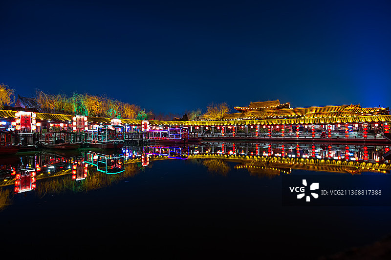 中国河南省开封市清明上河园景区冬季元宵节夜景灯笼低视角拍摄图片素材