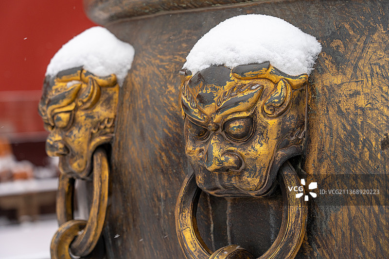 雪后的故宫鎏金铜缸雪景特写图片素材