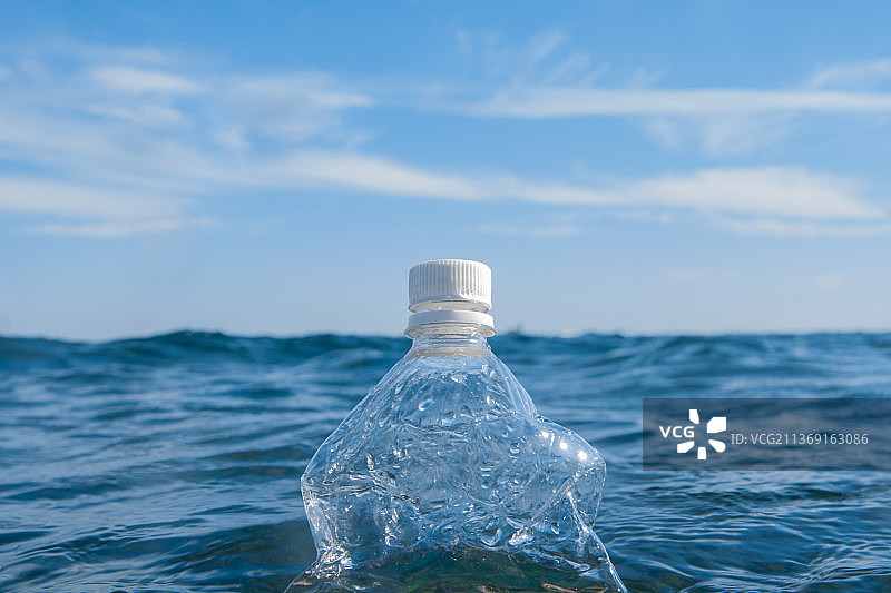 一个塑料瓶漂浮在大海的水面上图片素材