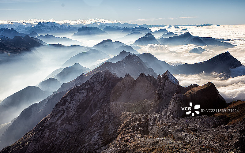 在我身后，瑞士亨德威尔，阿彭策尔，奥塞罗登，群山映衬天空的风景图片素材