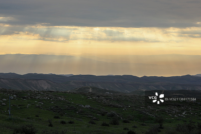 犹太沙漠峡谷美丽的日出，伴随着太阳的光芒图片素材