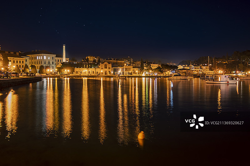 罗维尼镇港口的夜幕，克罗地亚罗维尼夜晚灯火通明的建筑图片素材