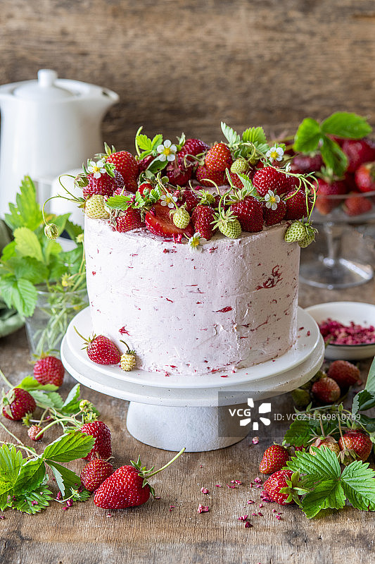 草莓奶油蛋糕配草莓芝士蛋糕层图片素材