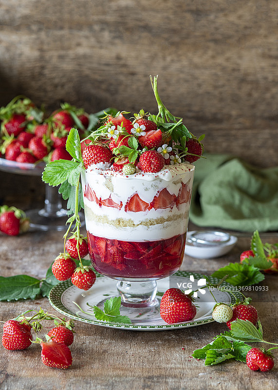 草莓松糕配草莓果冻，香草海绵蛋糕和酸奶奶油图片素材