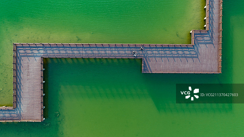 水与桥（俯瞰徐州云龙湖中的桥）图片素材