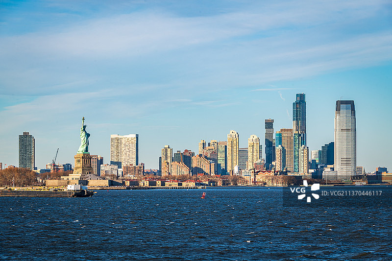 曼哈顿天际线，建筑物在多云天空下的城市视图，泽西城，新泽西州，美国，美国图片素材