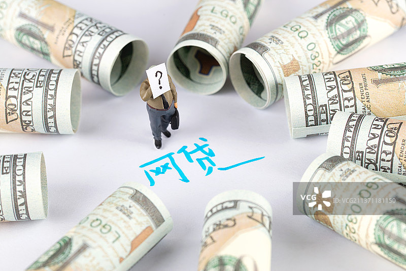 美元钞票围绕着一个一脸问号的商务男士模型隐喻网贷图片素材