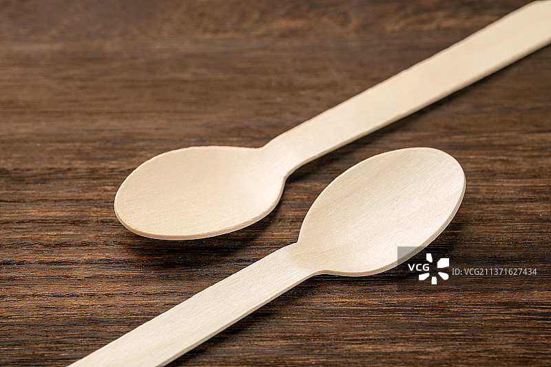 一次性木制餐勺特写木桌面背景图片素材