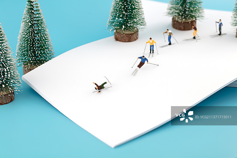 微缩世界白纸上滑雪运动者图片素材