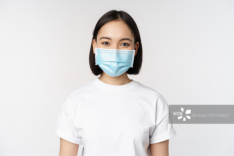 健康和covid流行病概念微笑的亚洲女孩穿着医学图片素材
