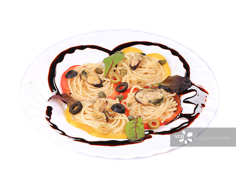 海鲜沙拉配意大利面，在摩尔多瓦，白色背景的盘子里意大利面的正上方图片素材