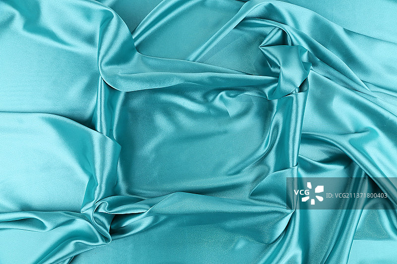 蓝色丝绸软褶皱作为框架，全框架镜头蓝色织物，摩尔多瓦图片素材