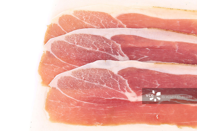 美味的火腿片，白色背景上的肉的特写，摩尔多瓦图片素材