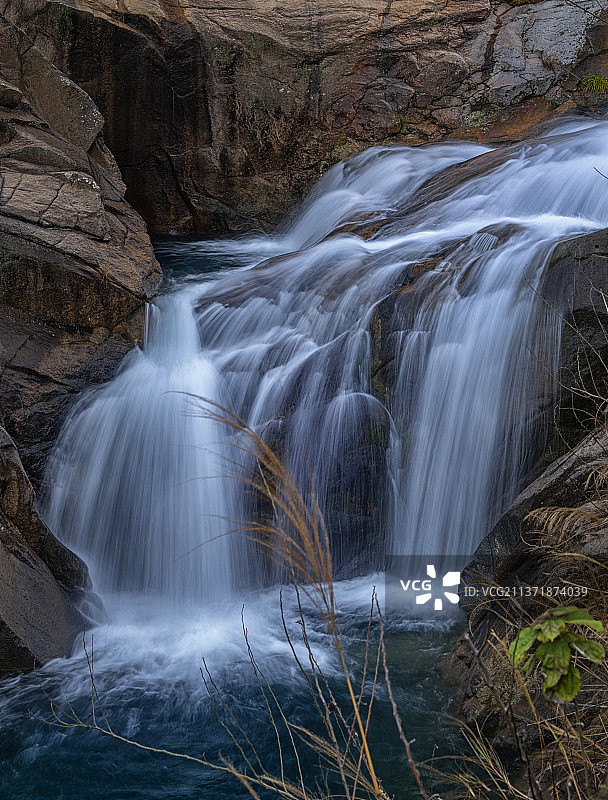 温州大罗山山谷溪流瀑布图片素材