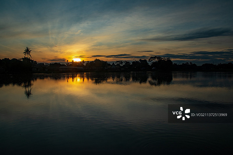 印度尼西亚，雾蒙蒙的早晨，日出美丽，日落时湖在天空下的风景图片素材