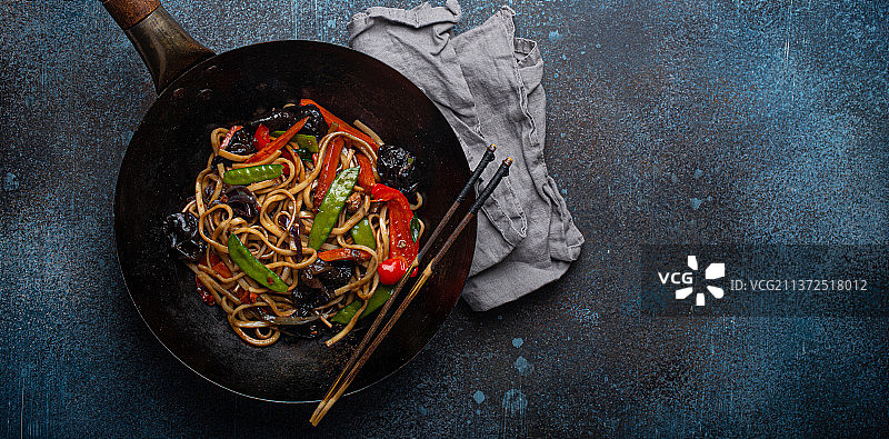 亚洲炒面与蔬菜在黑锅复制锅空间图片素材